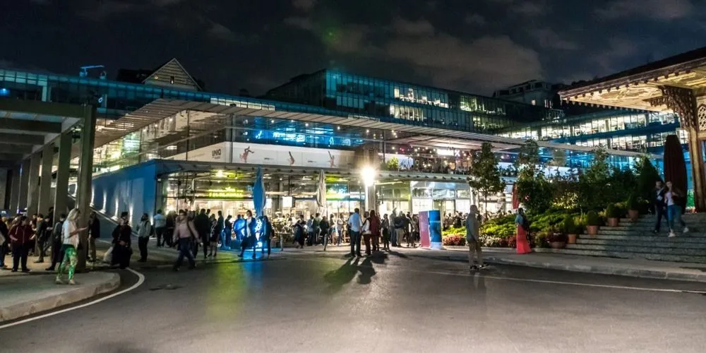 Maximum UNIQ Hall - cover